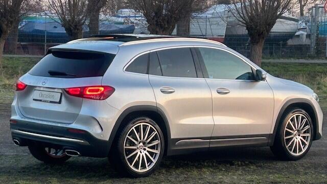 Mercedes-Benz GLA-KLASSE 250 AMG LINE 21.000KM!! NAVIGATIE WIDESCREEN, APPLE CARPLAY, DAB RADIO, BURMESTER SOUND, LEER, MEMORY STOELEN, STOELVERWARMING, HEAD-UP DISPLAY, AMBIËNTEVERLICHTING, ELEC. PANORAMADAK, DODEHOEK ASSIST, RIJBAAN ASSIST, KEYLESS GO, 360 GRADEN CAMERA, PARKEE