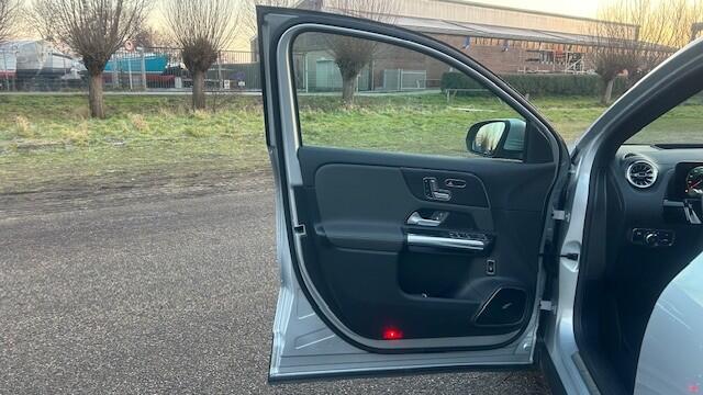 Mercedes-Benz GLA-KLASSE 250 AMG LINE 21.000KM!! NAVIGATIE WIDESCREEN, APPLE CARPLAY, DAB RADIO, BURMESTER SOUND, LEER, MEMORY STOELEN, STOELVERWARMING, HEAD-UP DISPLAY, AMBIËNTEVERLICHTING, ELEC. PANORAMADAK, DODEHOEK ASSIST, RIJBAAN ASSIST, KEYLESS GO, 360 GRADEN CAMERA, PARKEE