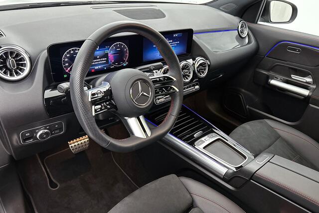 Mercedes-Benz GLA-KLASSE 180 AMG Line Pano, Trekhaak, Sfeerverlichting