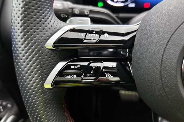 Mercedes-Benz GLA-KLASSE 180 AMG Line Pano, Trekhaak, Sfeerverlichting