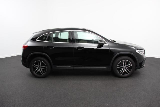 Mercedes-Benz GLA-KLASSE 200 Automaat Progressive Mercedes-Benz GLA-klasse 200 Progressive | Navigatie | Camera | Lederen Bekleding | Elektrische Achterklep | DAB LED |