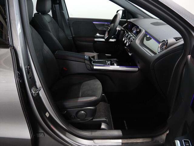 Mercedes-Benz GLA-KLASSE 250 e Business Solution AMG | Trekhaak | Winterpack | Dodehoek detectie | Apple Carplay |