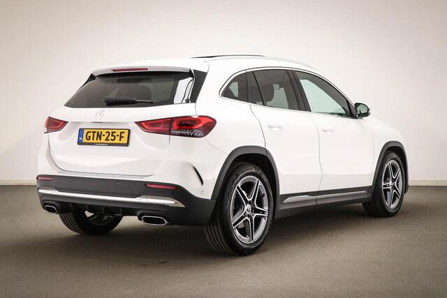 Mercedes-Benz GLA-KLASSE 180 AMG Line | PANORAMADAK | HALF LEDER | STOELVERWARMING | APPLE