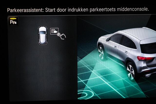 Mercedes-Benz GLA-KLASSE 180 AMG Line | PANORAMADAK | HALF LEDER | STOELVERWARMING | APPLE