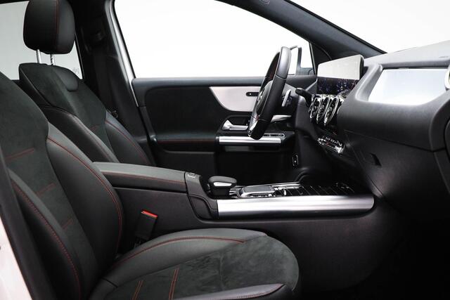 Mercedes-Benz GLA-KLASSE 180 AMG Line | PANORAMADAK | HALF LEDER | STOELVERWARMING | APPLE