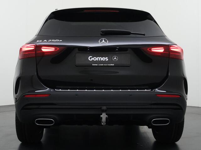 Mercedes-Benz GLA-KLASSE 250 e Business Solution AMG | Night Pakket | Trekhaak | Panoramadak | MULTIBEAM LED Koplampen | Stoelverwarming | Sfeerverlichting | Apple CarPlay | Android Auto | Elektrische Achterklep | Elektrisch Inklapbare Buitenspiegels | Achteruitrijcamera | Parkee