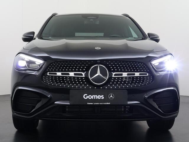 Mercedes-Benz GLA-KLASSE 250 e Business Solution AMG | Night Pakket | Trekhaak | Panoramadak | MULTIBEAM LED Koplampen | Stoelverwarming | Sfeerverlichting | Apple CarPlay | Android Auto | Elektrische Achterklep | Elektrisch Inklapbare Buitenspiegels | Achteruitrijcamera | Parkee