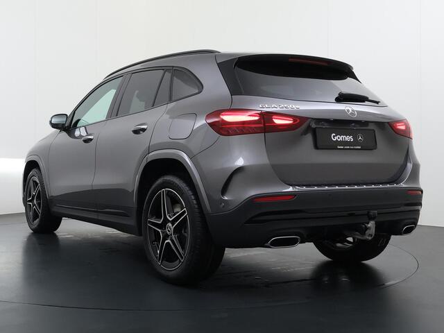 Mercedes-Benz GLA-KLASSE 250 e Business Solution AMG | Night Pakket | Winter Pakket | Trekhaak | Panoramadak | Dodehoekassistent | MULTIBEAM LED Koplampen | Stoelverwarming | Stuurverwarming | Sfeerverlichting | Apple CarPlay | Android Auto | Elektrische Achterklep | Elektrisch I