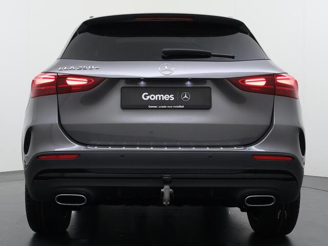 Mercedes-Benz GLA-KLASSE 250 e Business Solution AMG | Night Pakket | Winter Pakket | Trekhaak | Panoramadak | Dodehoekassistent | MULTIBEAM LED Koplampen | Stoelverwarming | Stuurverwarming | Sfeerverlichting | Apple CarPlay | Android Auto | Elektrische Achterklep | Elektrisch I