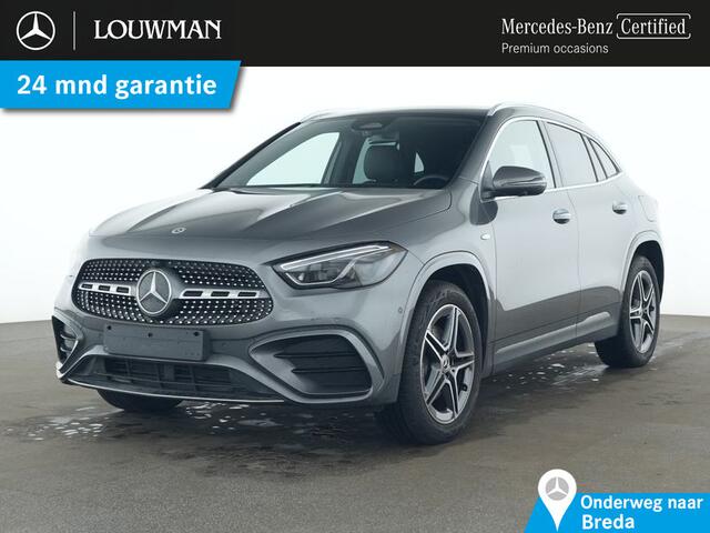 Mercedes-Benz GLA-KLASSE 250 e AMG Plug-In Hybride AMG Line | Panorama Schuif-Kanteldak | Trekhaak | Burmester® | Memory Voorstoelen | Distronic | AC en DC LAden. Inclusief 24 maanden Mercedes-Benz Certified garantie voor Europa.