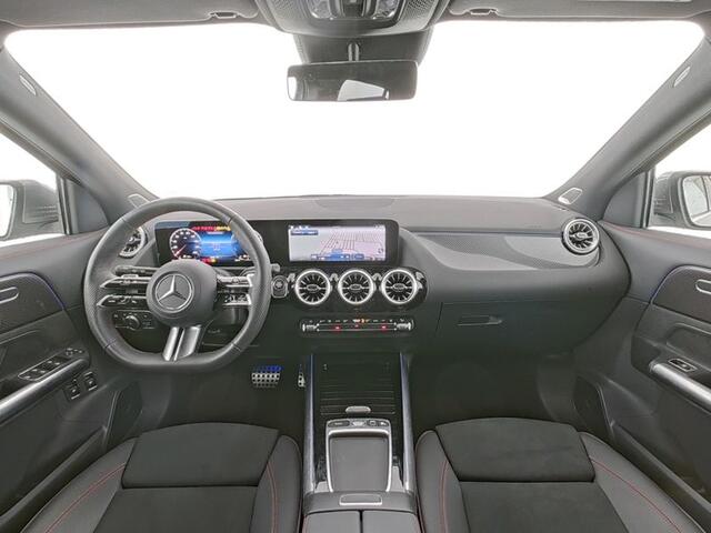 Mercedes-Benz GLA-KLASSE 250 e AMG Plug-In Hybride AMG Line | Panorama Schuif-Kanteldak | Trekhaak | Burmester® | Memory Voorstoelen | Distronic | AC en DC LAden. Inclusief 24 maanden Mercedes-Benz Certified garantie voor Europa.