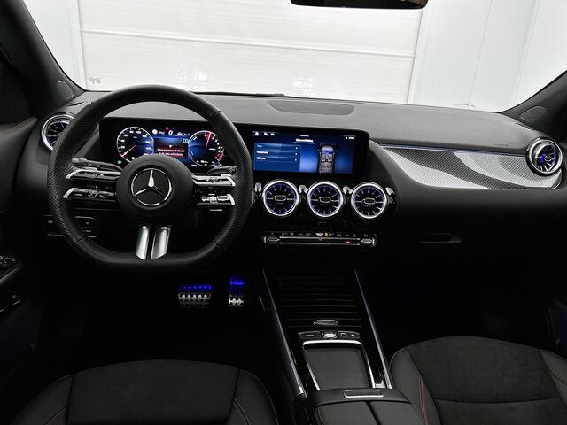 Mercedes-Benz GLA-KLASSE 250 e AMG Plug-In Hybride | Trekhaak | AMG Line | Panoramadak | Parkeerpakket met 360°-camera | Distronic | Stuur en Stoelverwarming. Inclusief 24 maanden MB Certified garantie voor Europa.