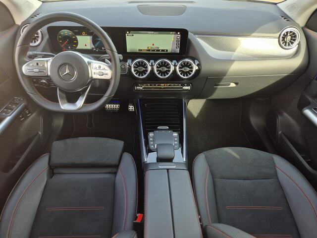 Mercedes-Benz GLA-KLASSE 250 e AMG Line Automaat / Dealer onderhouden / Glazen schuif- en kanteldak / Trekgewicht 1800 kg / Stoelverwarming / Achteruitrijcamera / Elektrische achterklep / Cruise control / Draadloze telefoon lader / Keyless Entry/Start /