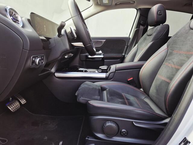 Mercedes-Benz GLA-KLASSE 250 e AMG Line Automaat / Dealer onderhouden / Glazen schuif- en kanteldak / Trekgewicht 1800 kg / Stoelverwarming / Achteruitrijcamera / Elektrische achterklep / Cruise control / Draadloze telefoon lader / Keyless Entry/Start /