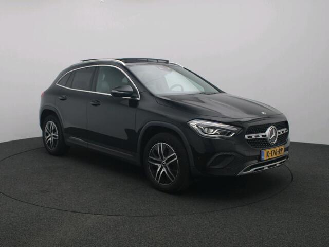 Mercedes-Benz GLA-KLASSE 200 Business Solution Luxury | Panoramadak | Sfeerverlichting | Alarm | Car Play | Augmented Reality | Inclusief 24 maanden Mercedes-Benz Certified garantie voor Europa.