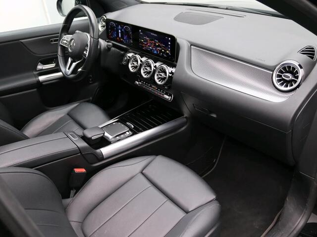 Mercedes-Benz GLA-KLASSE 200 Business Solution Luxury | Panoramadak | Sfeerverlichting | Alarm | Car Play | Augmented Reality | Inclusief 24 maanden Mercedes-Benz Certified garantie voor Europa.