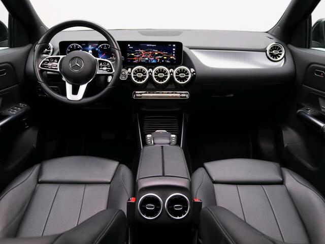 Mercedes-Benz GLA-KLASSE 200 Business Solution Luxury | Panoramadak | Sfeerverlichting | Alarm | Car Play | Augmented Reality | Inclusief 24 maanden Mercedes-Benz Certified garantie voor Europa.