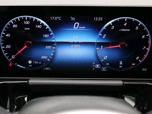 Mercedes-Benz GLA-KLASSE 200 Business Solution Luxury | Panoramadak | Sfeerverlichting | Alarm | Car Play | Augmented Reality | Inclusief 24 maanden Mercedes-Benz Certified garantie voor Europa.