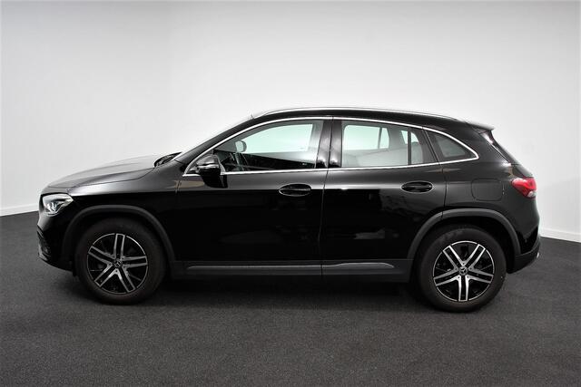 Mercedes-Benz GLA-KLASSE 200 163pk Automaat Progressive Navigatie Climate Control Camera Parkeer sensoren Stoelverwarming DAB Lichtmetalen velgen 18" Electrisch bedienbare achterklep