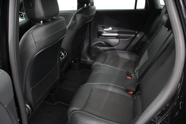 Mercedes-Benz GLA-KLASSE 200 163pk Automaat Progressive Navigatie Climate Control Camera Parkeer sensoren Stoelverwarming DAB Lichtmetalen velgen 18" Electrisch bedienbare achterklep