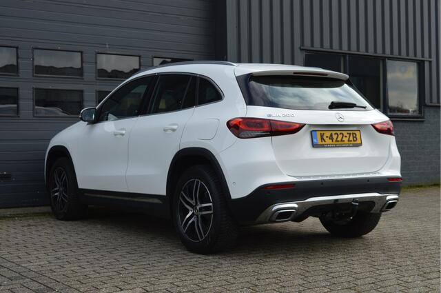 Mercedes-Benz GLA-KLASSE 200 Business Solution Luxury | CAMERA | TREKHAAK | SFEERVERLICHTING | LEDER |