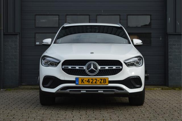 Mercedes-Benz GLA-KLASSE 200 Business Solution Luxury | CAMERA | TREKHAAK | SFEERVERLICHTING | LEDER |