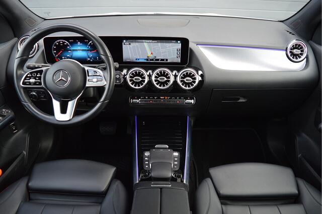 Mercedes-Benz GLA-KLASSE 200 Business Solution Luxury | CAMERA | TREKHAAK | SFEERVERLICHTING | LEDER |