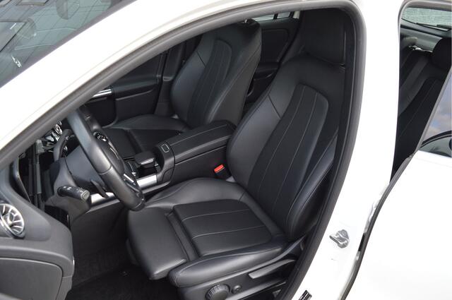 Mercedes-Benz GLA-KLASSE 200 Business Solution Luxury | CAMERA | TREKHAAK | SFEERVERLICHTING | LEDER |