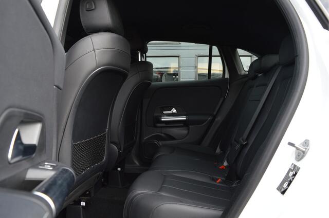 Mercedes-Benz GLA-KLASSE 200 Business Solution Luxury | CAMERA | TREKHAAK | SFEERVERLICHTING | LEDER |