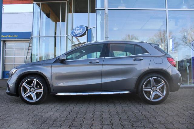 Mercedes-Benz GLA-KLASSE 180 Business | Afneembare Trekhaak | AMG Line Velgen | Stoelverwarming | Sportstoelen Alcantara | Camera |