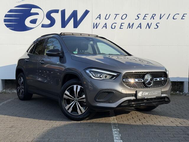 Mercedes-Benz GLA-KLASSE 200 Luxury Line | Trekhaak | Pano | Ambient Light | Camera | 18 inch