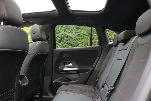 Mercedes-Benz GLA-KLASSE 250 4MATIC AMG Line (Panoramadak Sportleder Carplay Widescreen Camera M-Bux Full-Led 19InchAMG PrivacyGlass Pdc V+A)