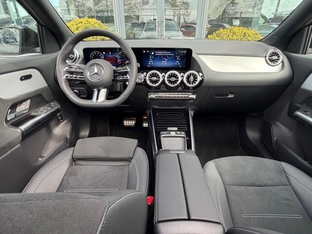 Mercedes-Benz GLA-KLASSE 200 Business Solution AMG l Panoramadak l MBUX l MULTIBEAM LED l Keyless Go l Camera l Wegklapbare trekhaak l Night pakket l Spiegel pakket l Elektrisch bedienbare achterklep l Smartphone integratie pakket l Stoelverwarming l