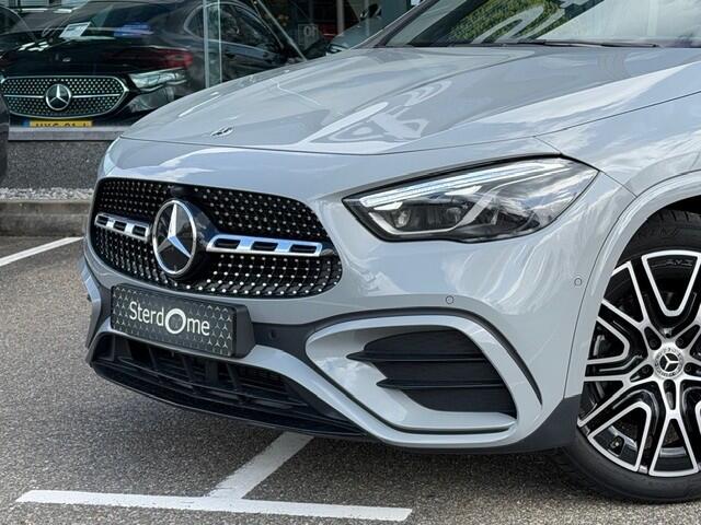 Mercedes-Benz GLA-KLASSE 200 Business Solution AMG l Panoramadak l MBUX l MULTIBEAM LED l Keyless Go l Camera l Wegklapbare trekhaak l Night pakket l Spiegel pakket l Elektrisch bedienbare achterklep l Smartphone integratie pakket l Stoelverwarming l