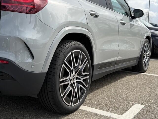 Mercedes-Benz GLA-KLASSE 200 Business Solution AMG l Panoramadak l MBUX l MULTIBEAM LED l Keyless Go l Camera l Wegklapbare trekhaak l Night pakket l Spiegel pakket l Elektrisch bedienbare achterklep l Smartphone integratie pakket l Stoelverwarming l