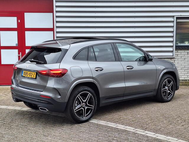 Mercedes-Benz GLA-KLASSE 250 e Business Solution AMG | Panoramadak | Night pakket | Achteruitrijcamera | DISTRONIC Afstandsassistent | Sfeerverlichting | Stoelverwarming | Advanced Sound System | Keyless-GO | Elektrische achterklep