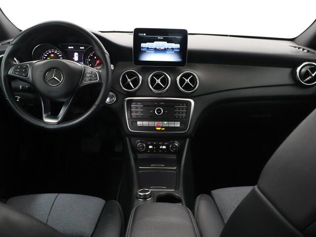 Mercedes-Benz GLA-KLASSE 180 Business Solution | Navigatie | Achteruitrijcamera | Keyless |