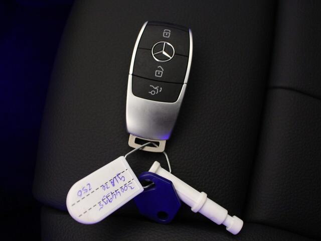 Mercedes-Benz GLA-KLASSE 200 Progressive Panoramadak | Night Pakket | sfeerverlichting Inclusief 24 maanden MB Certified garantie voor Europa.