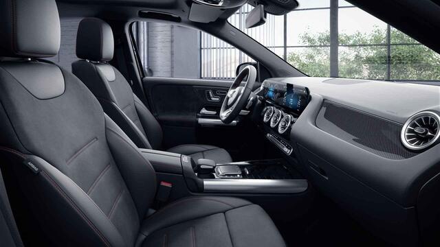 Mercedes-Benz GLA-KLASSE 180 Business Solution AMG | Night | Trekhaak | Panoramadak | Memory | Multibeam |