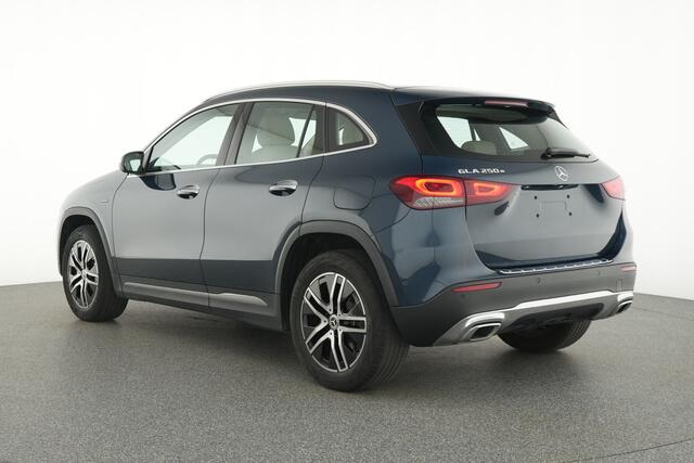 Mercedes-Benz GLA-KLASSE 250 e Plug-In Hybride Trekhaak | Ledkoplampen | Sfeerverlichting | Parkeerpakket met achteruitrijcamera | Easy Pack Achterklep | Stoelverwarming. Inclusief 24 maanden MB Certified garantie voor Europa.