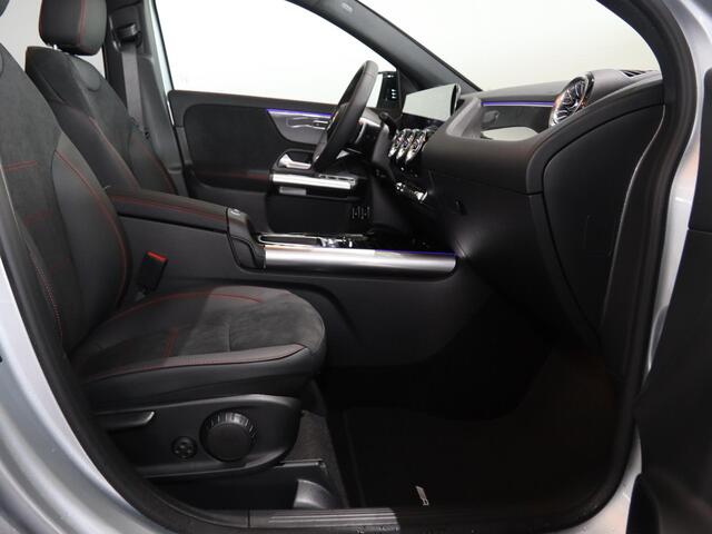 Mercedes-Benz GLA-KLASSE 250e Business Solution AMG | Night | Trekhaak | Panoramaschuifdak | 360 Camera | Dodehoekassistent | Sfeerverlichting |