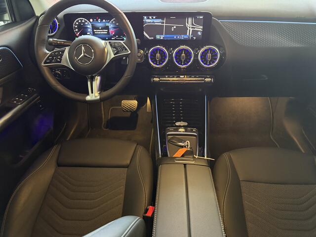 Mercedes-Benz GLA-KLASSE 200 Luxery Line * Panoramadak * Sfeerverlichting * Multibeam Led * Leder / Stof *