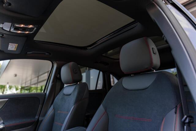 Mercedes-Benz GLA-KLASSE 250e Business Solution AMG | Premium Plus pakket | Panoramaschuifdak | Stoelverwarming | 360° camera | Premium Plus | Head-up display | Dodehoekassistent |