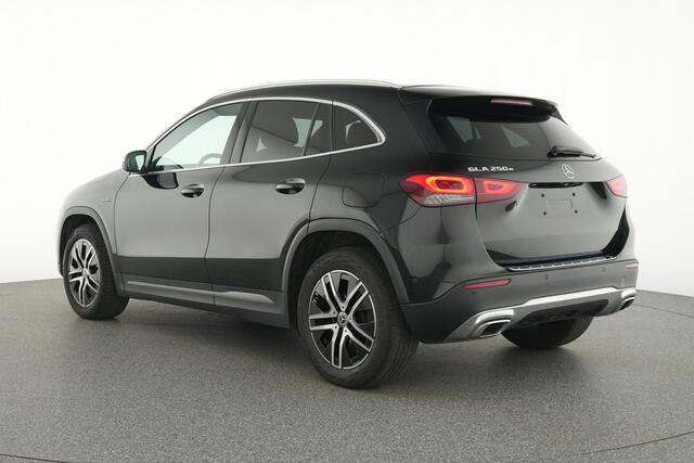 Mercedes-Benz GLA-KLASSE 250 e Progressive Plug-In Hybride Ledkoplampen | Parkeerpakket met achteruitrijcamera | Stoelverwarming | Dodehoekassistent. Inclusief 24 maanden Mercedes-Benz Certified garantie voor Europa.
