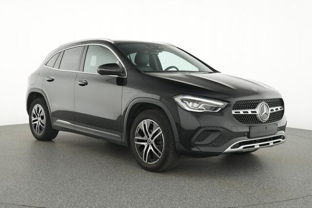 Mercedes-Benz GLA-KLASSE 250 e Progressive Plug-In Hybride Ledkoplampen | Parkeerpakket met achteruitrijcamera | Stoelverwarming | Dodehoekassistent. Inclusief 24 maanden Mercedes-Benz Certified garantie voor Europa.