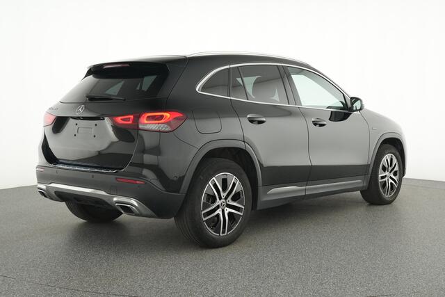 Mercedes-Benz GLA-KLASSE 250 e Progressive Plug-In Hybride Ledkoplampen | Parkeerpakket met achteruitrijcamera | Stoelverwarming | Dodehoekassistent. Inclusief 24 maanden Mercedes-Benz Certified garantie voor Europa.
