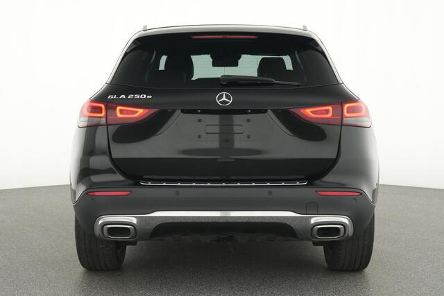 Mercedes-Benz GLA-KLASSE 250 e Progressive Plug-In Hybride Ledkoplampen | Parkeerpakket met achteruitrijcamera | Stoelverwarming | Dodehoekassistent. Inclusief 24 maanden Mercedes-Benz Certified garantie voor Europa.