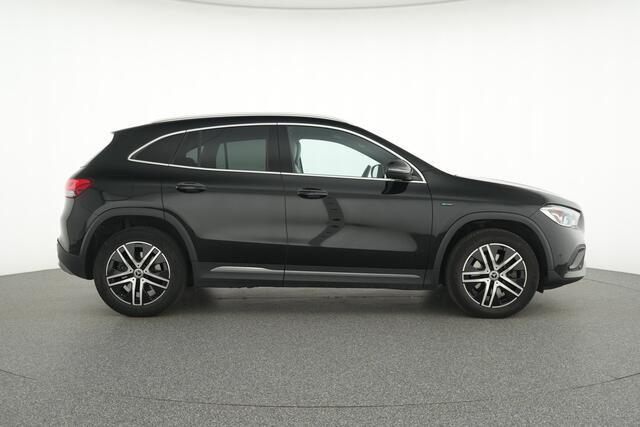 Mercedes-Benz GLA-KLASSE 250 e Progressive Plug-In Hybride Ledkoplampen | Parkeerpakket met achteruitrijcamera | Stoelverwarming | Dodehoekassistent. Inclusief 24 maanden Mercedes-Benz Certified garantie voor Europa.