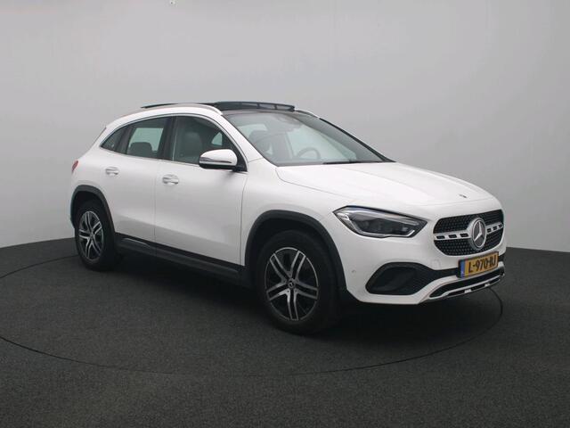 Mercedes-Benz GLA-KLASSE 180 Business Solution Luxury Panorama Schuif-Kanteldak | Parkeerpakket met achteruitrijcamera | MultiBeam Ledkoplampen. Inclusief 24 maanden Mercedes-Benz Certified garantie voor Europa.