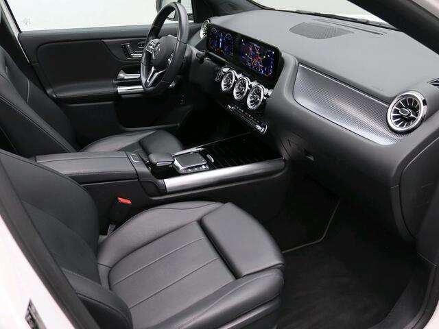 Mercedes-Benz GLA-KLASSE 180 Business Solution Luxury Panorama Schuif-Kanteldak | Parkeerpakket met achteruitrijcamera | MultiBeam Ledkoplampen. Inclusief 24 maanden Mercedes-Benz Certified garantie voor Europa.